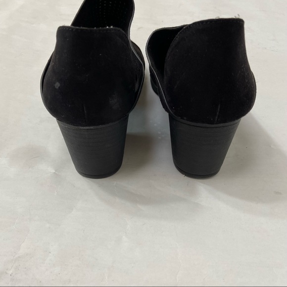 QUPID BLACK LOW HEEL ANKLE LASER CUT BOOTIES - Picture 7 of 13